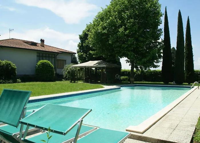 Dom wakacyjny In With Pool